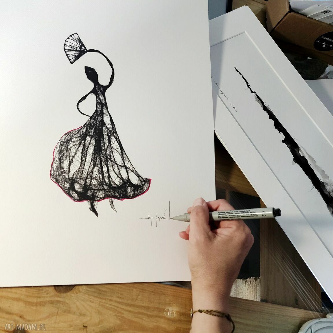 Grafika w oprawie nr 46 Maja Gajewska - czarno-biała, gotowa do powieszenia