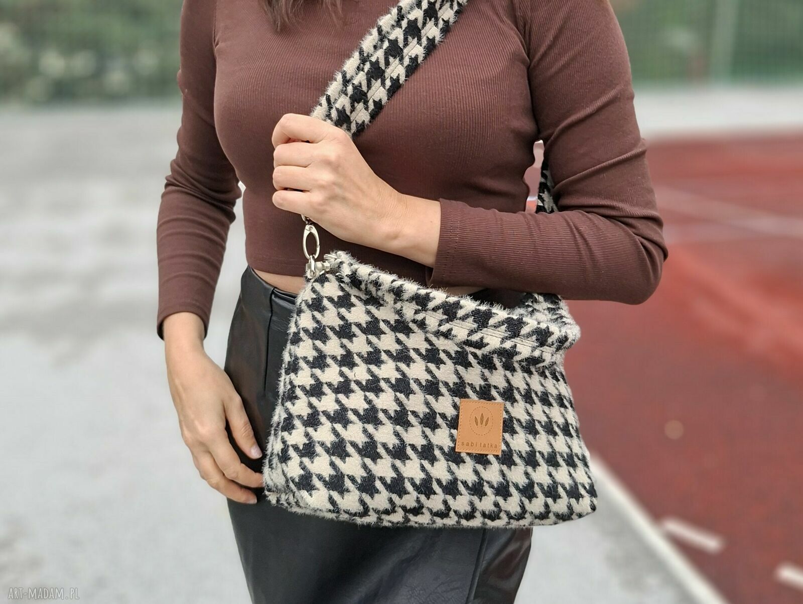 Puchata torebka w pepitkę Frida mini beżowo-czarna na ramię