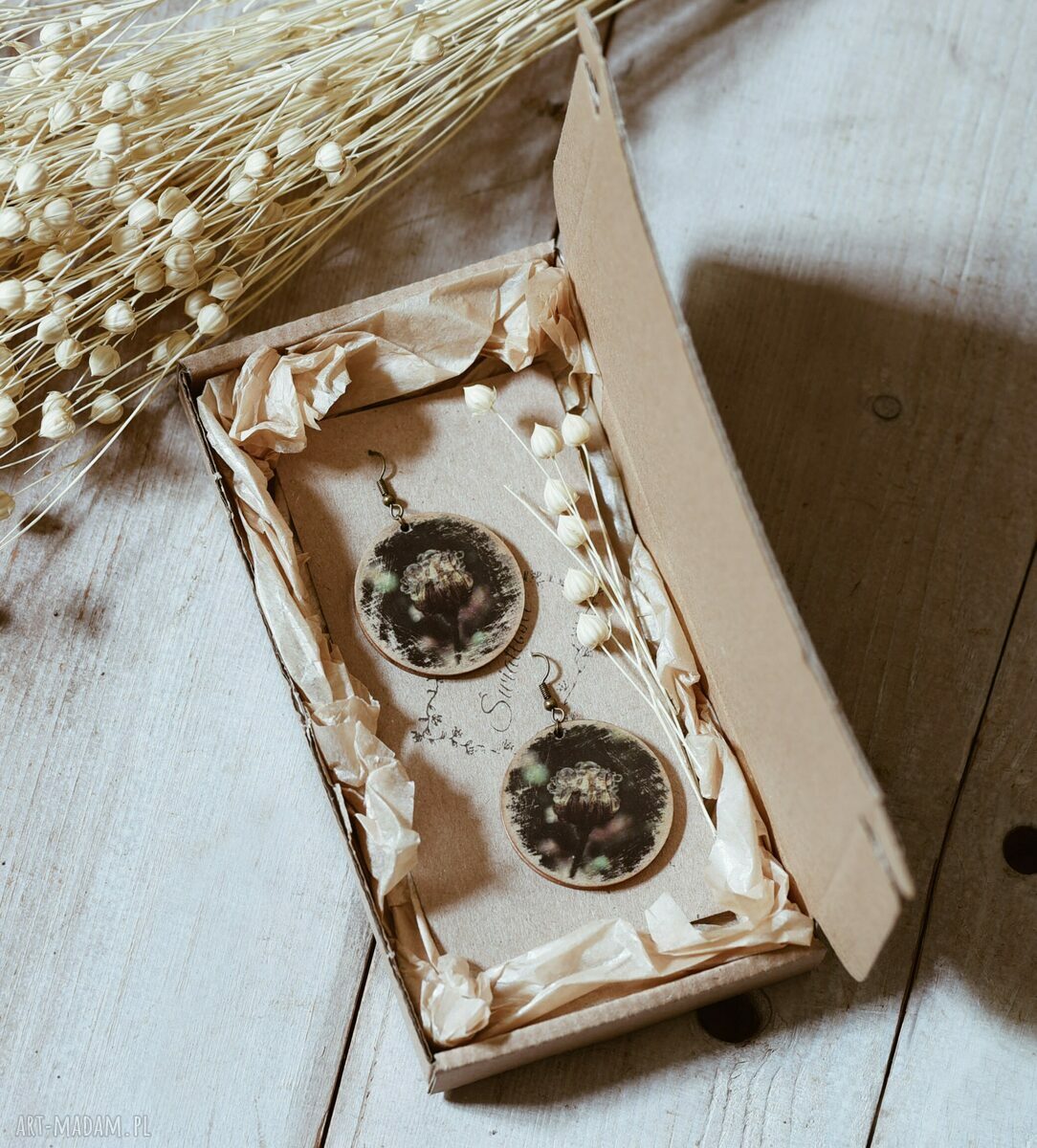 Kolczyki w stylu retro i vintage z polnym kwiatem - rękodzieło decoupage