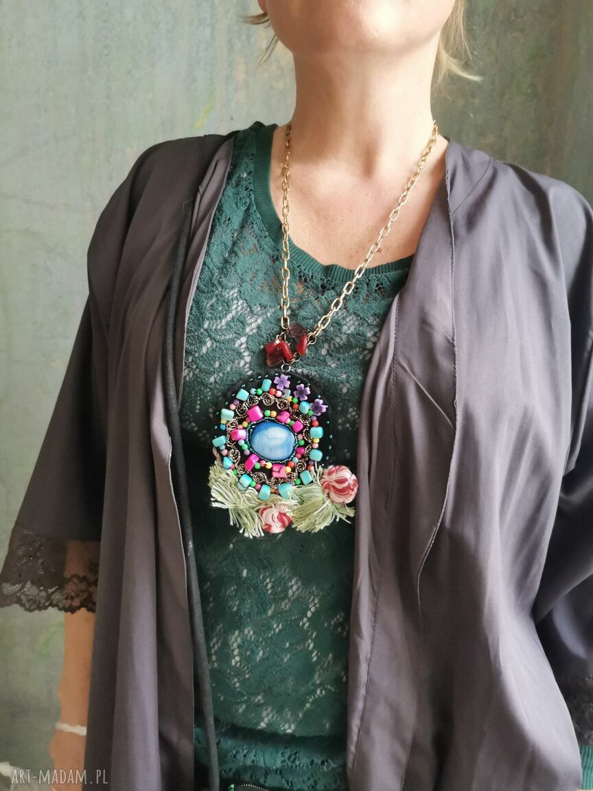 Kolorowy naszyjnik boho z koralikami i pomponami - styl Frida