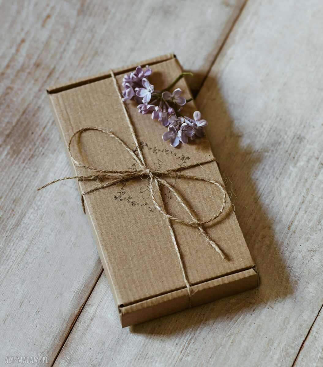 Kolczyki w stylu retro i vintage z kwiatem bzu
