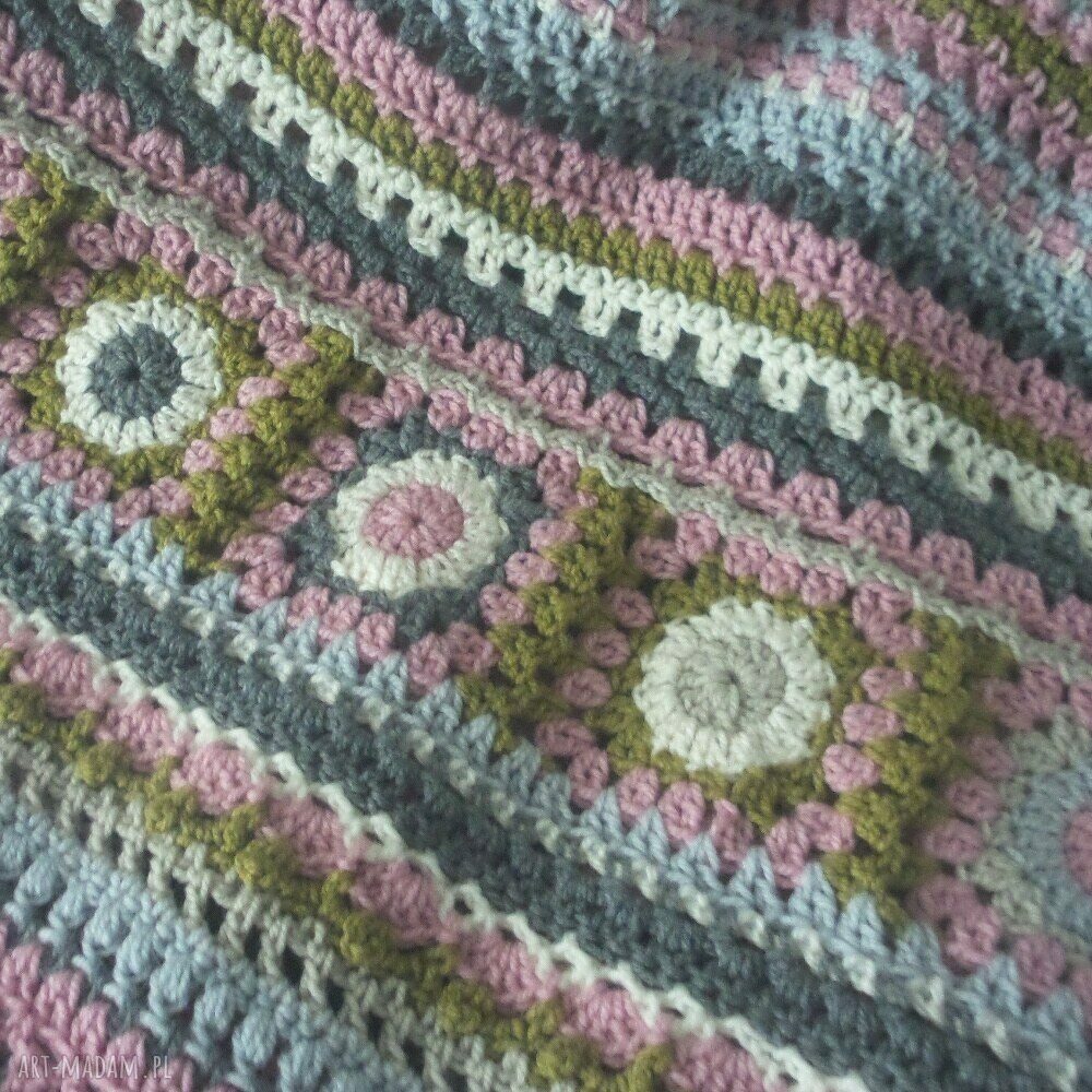 Narzuta w stylu shabby - ręcznie szydełkowany pled 142 x 206 jako dekoracja i prezent