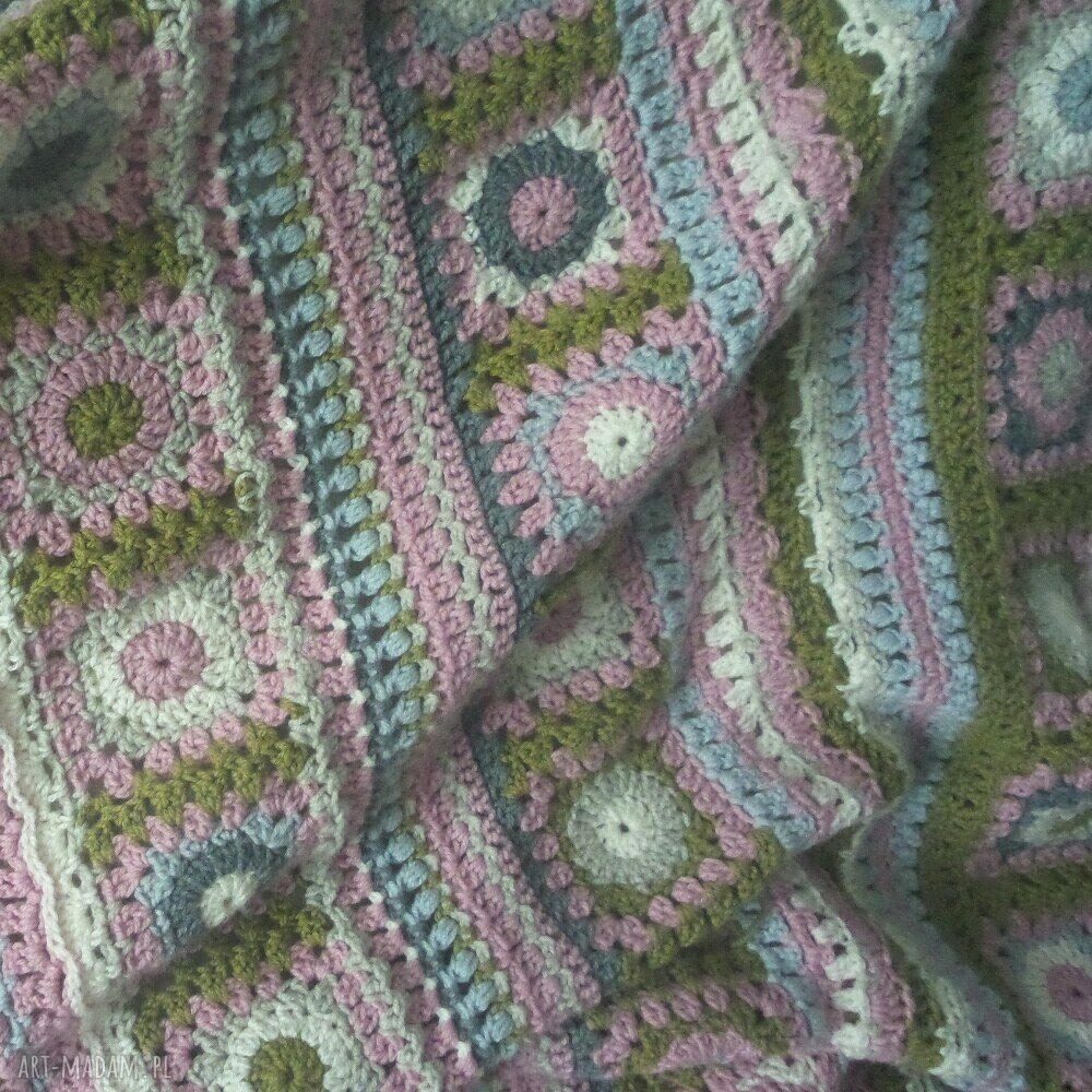 Narzuta w stylu shabby - ręcznie szydełkowany pled 142 x 206 jako dekoracja i prezent