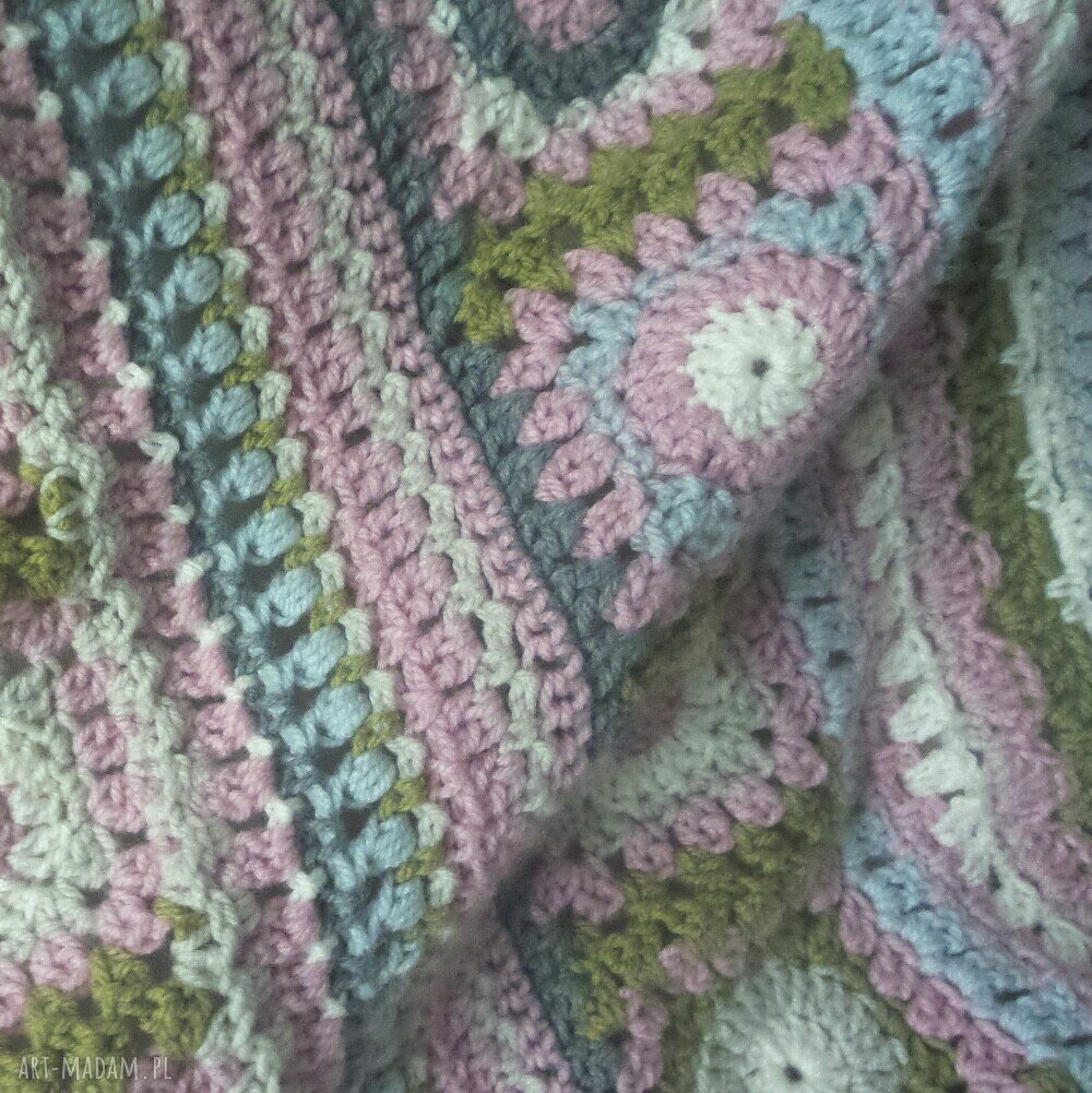 Narzuta w stylu shabby - ręcznie szydełkowany pled 142 x 206 jako dekoracja i prezent
