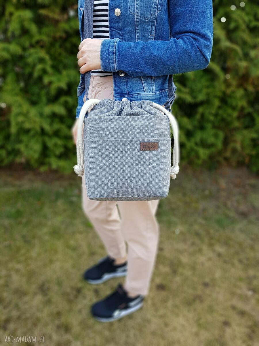 Mini w szarościach z kominem