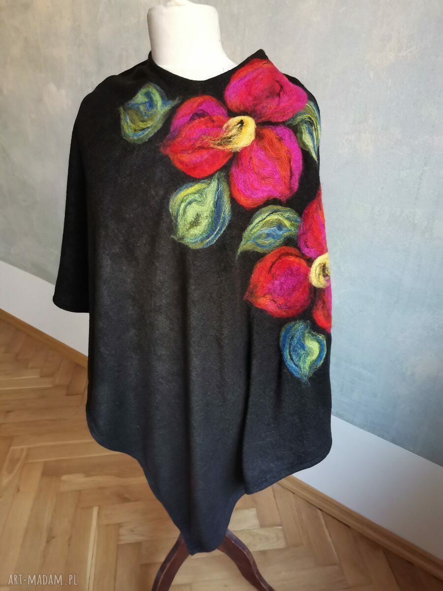 Czarne poncho handmade z filcową aplikacją - uniwersalny rozmiar 95/55 cm
