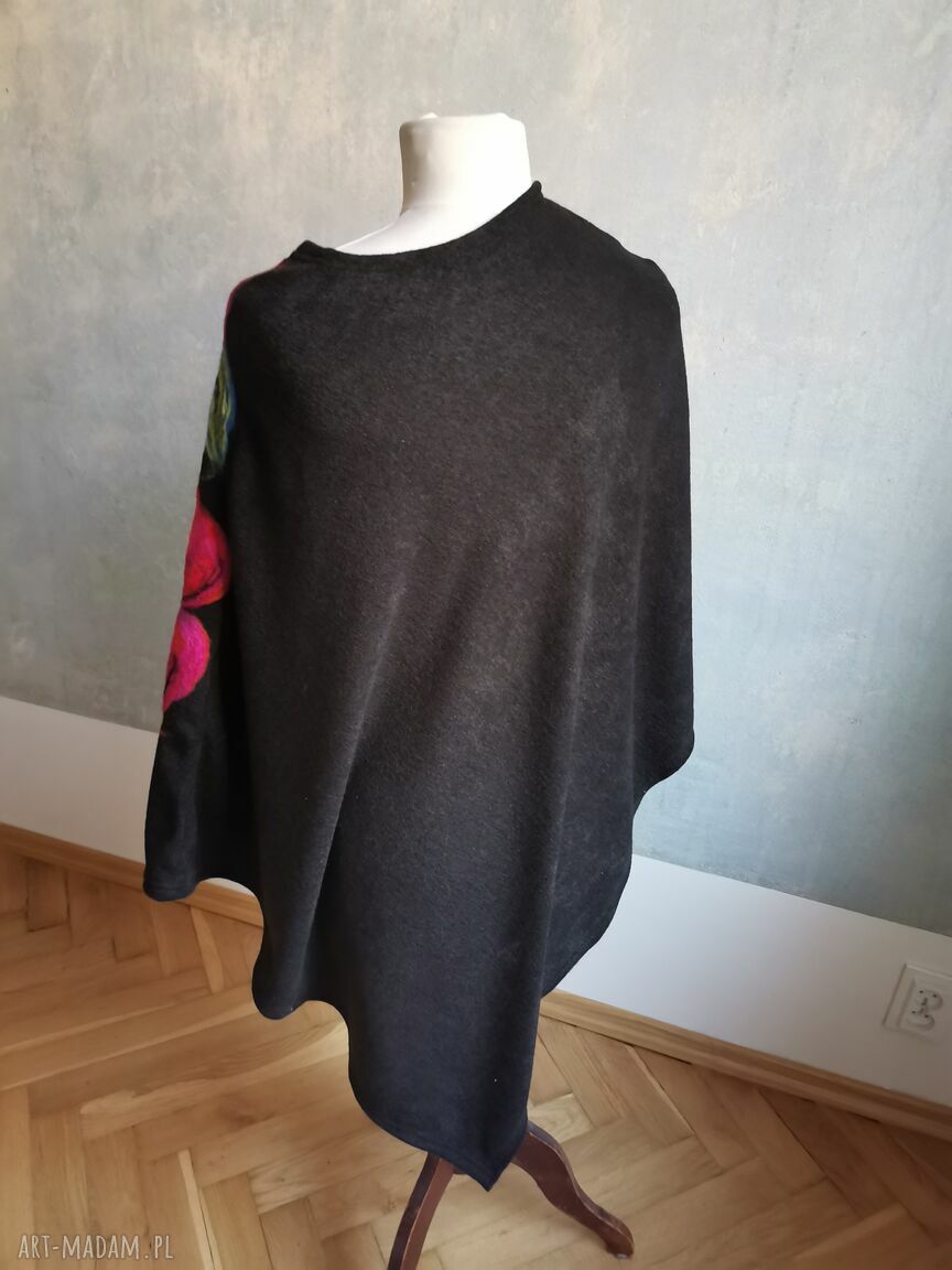 Czarne poncho handmade z filcową aplikacją - uniwersalny rozmiar 95/55 cm
