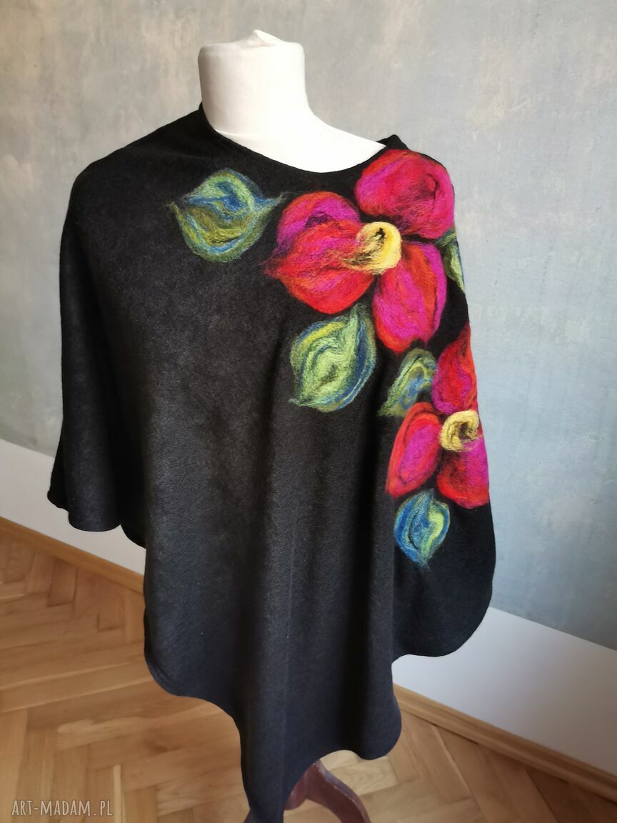 Czarne poncho handmade z filcową aplikacją - uniwersalny rozmiar 95/55 cm