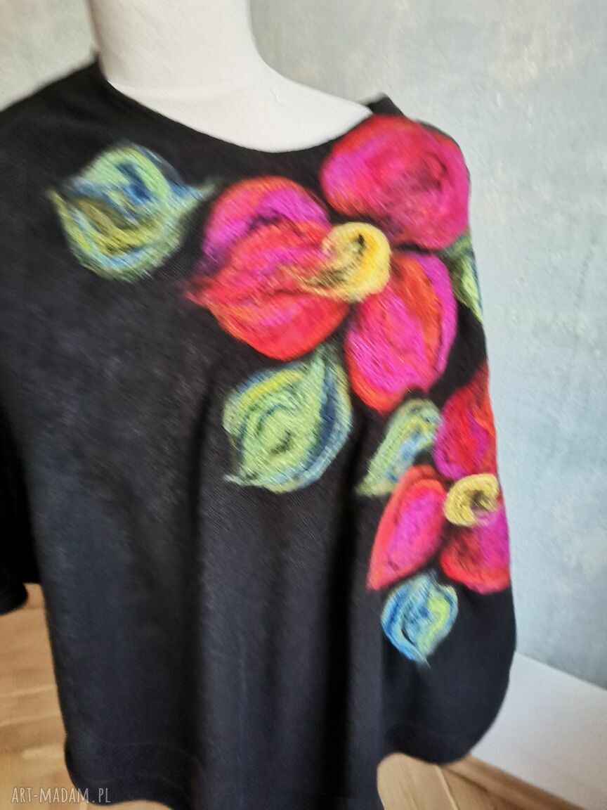 Czarne poncho handmade z filcową aplikacją - uniwersalny rozmiar 95/55 cm