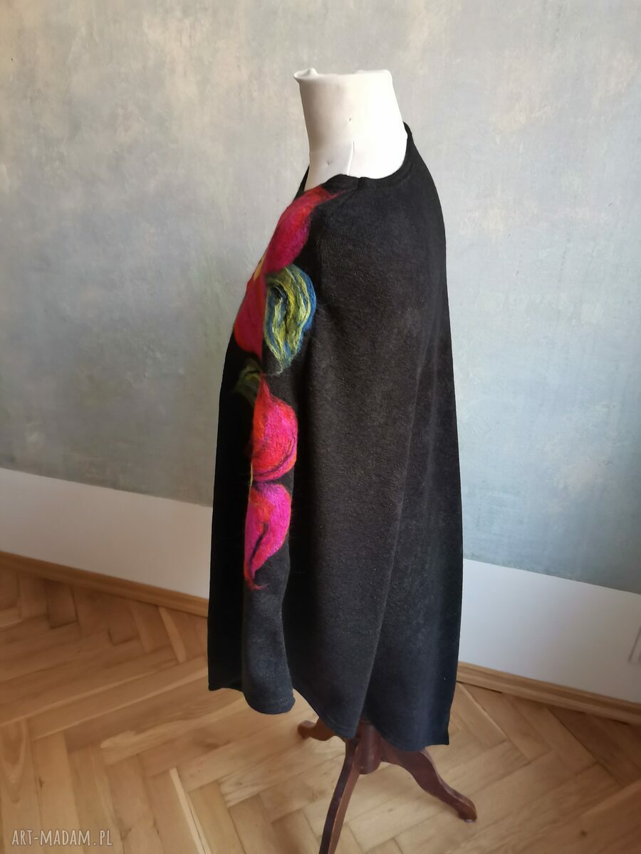 Czarne poncho handmade z filcową aplikacją - uniwersalny rozmiar 95/55 cm