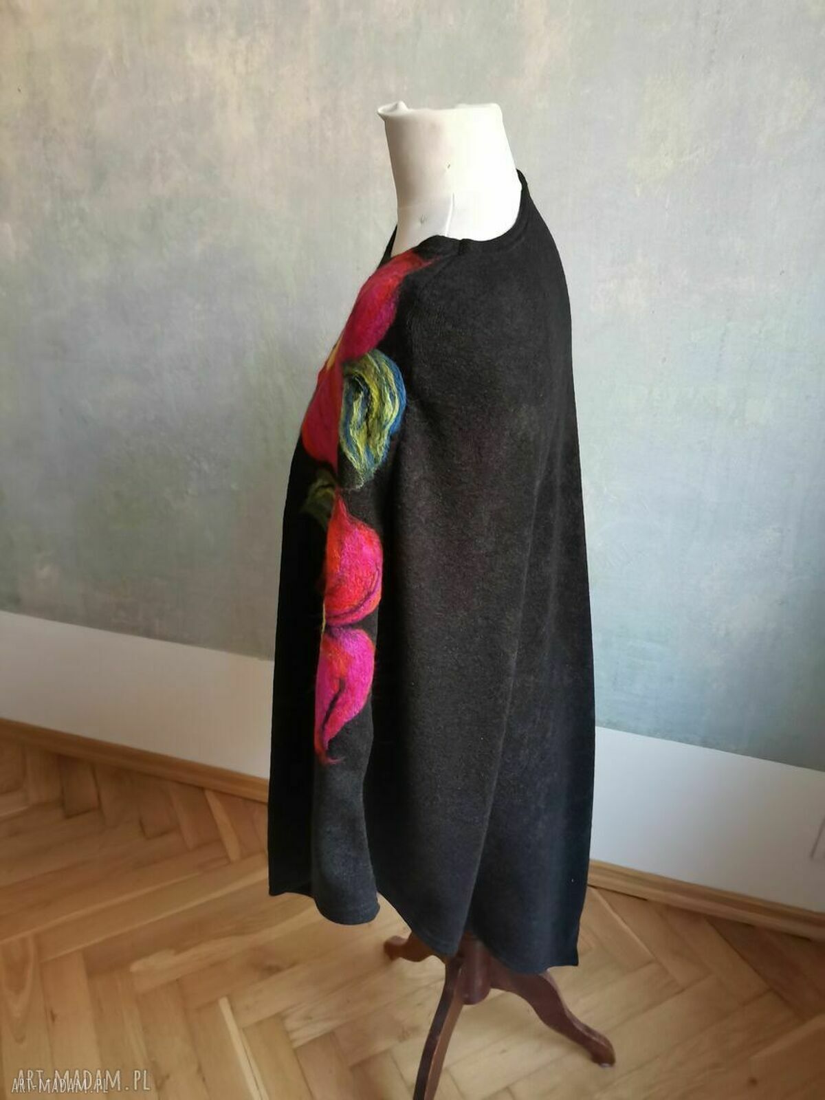 Poncho damskie folk Frida - czarne, filcowa aplikacja, uniwersalny rozmiar