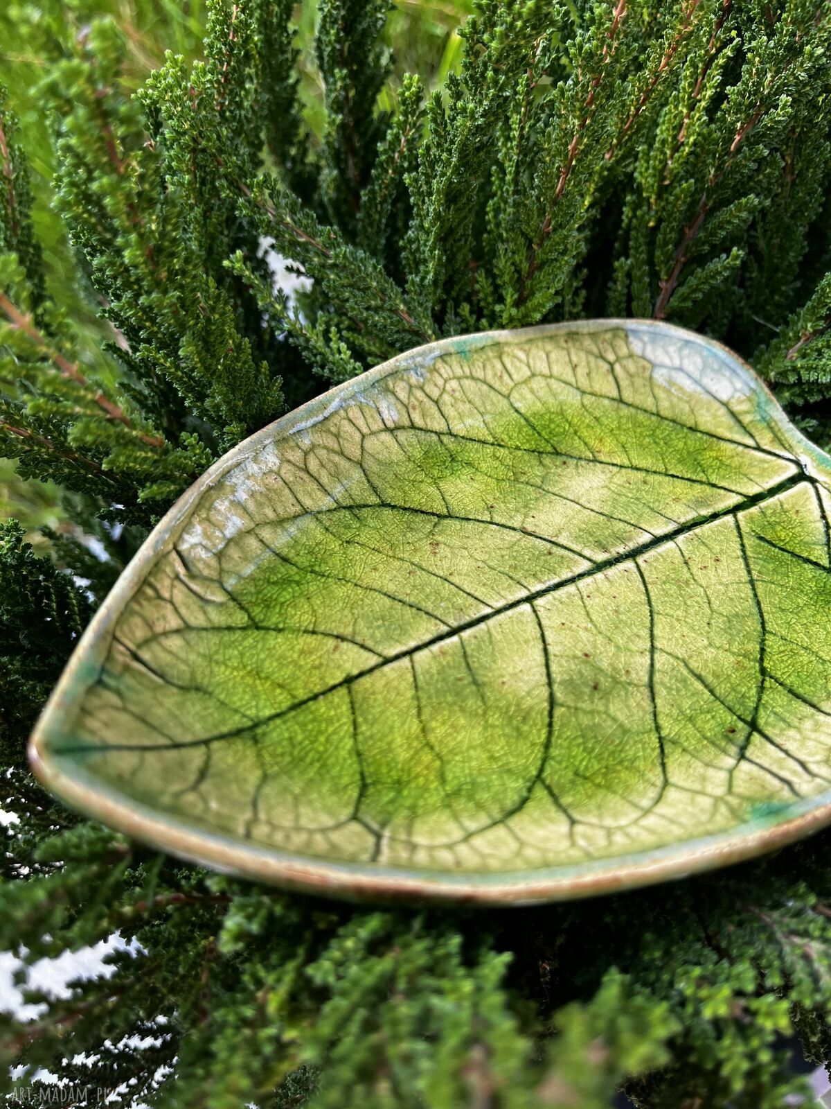 Zielony ceramiczny talerzyk w kształcie liścia