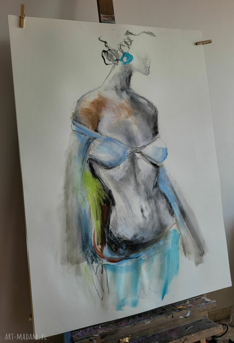 Walking in Blue 70x100 - obraz kobiety w technice węgiel, pastel i akryl