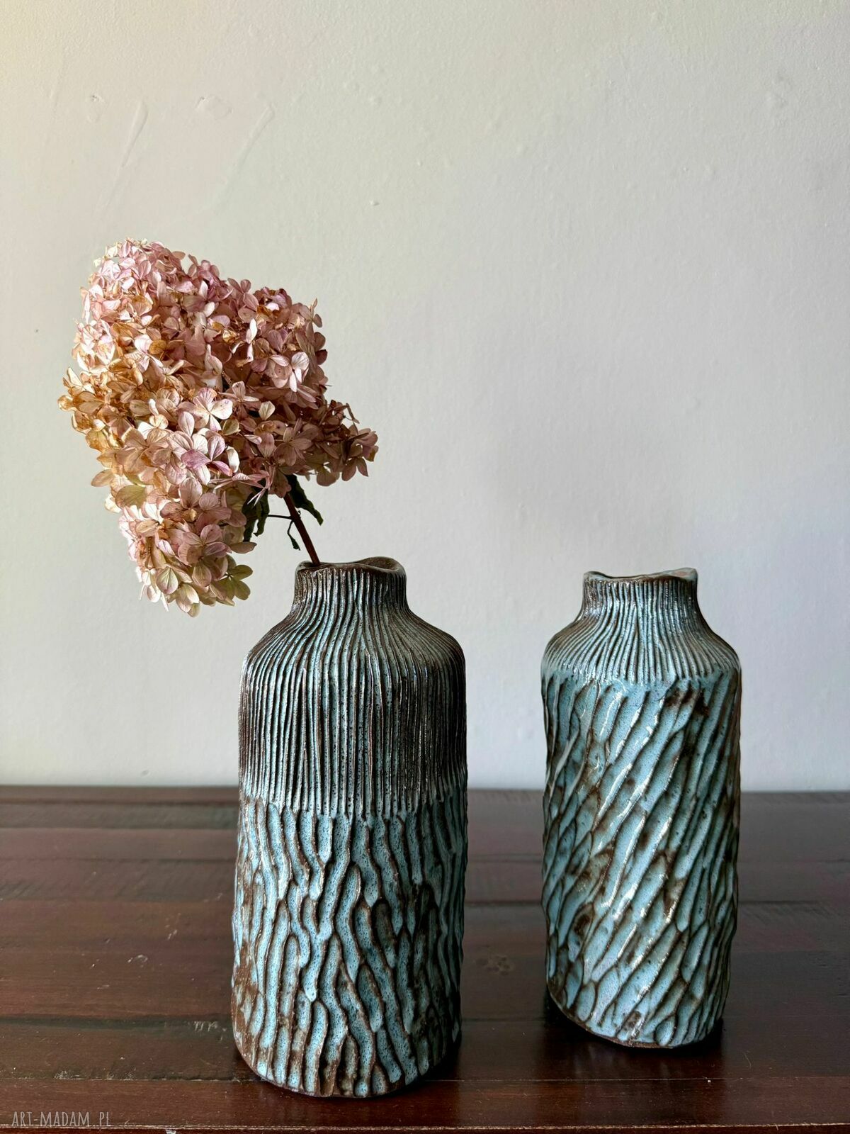 Wazon ceramiczny Deep Lines - ręcznie rzeźbiony, błyszczące szkliwo w odcieniach niebieskiego