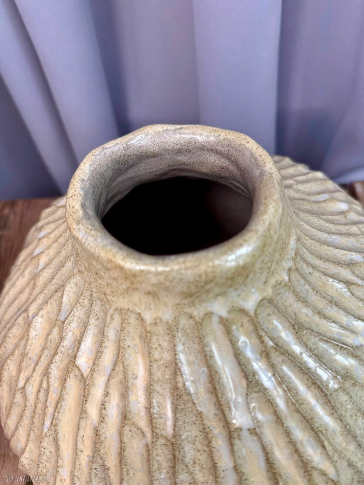 Wazon ceramiczny „Deep Lines” - unikatowa ceramika rzeźbiona