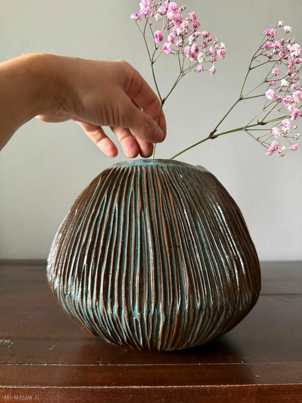 Wazon ceramiczny „Deep Lines” - ręcznie rzeźbione linie i szkliwo granatowe