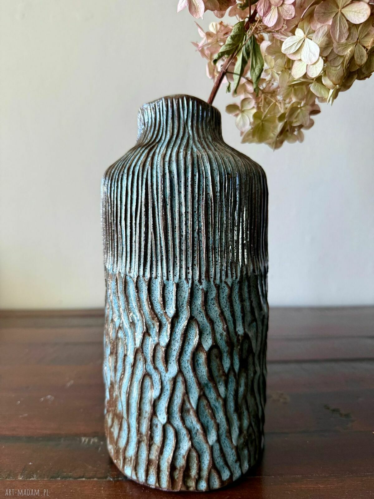 Wazon ceramiczny Deep Lines - ręcznie rzeźbiony, błyszczące szkliwo w odcieniach niebieskiego