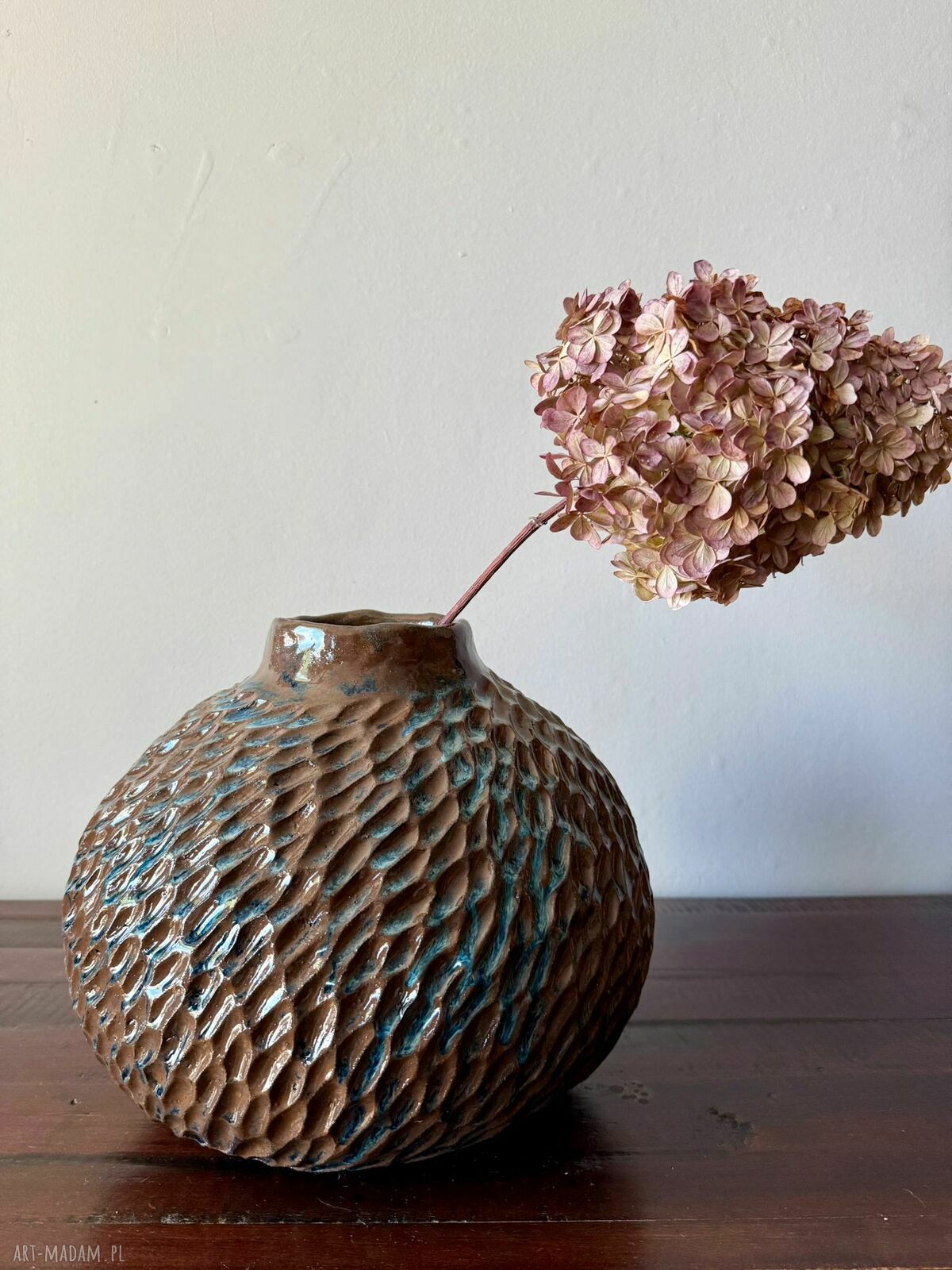 Wazon ceramiczny Deep Lines - rzeźbione linie i błyszczące szkliwo