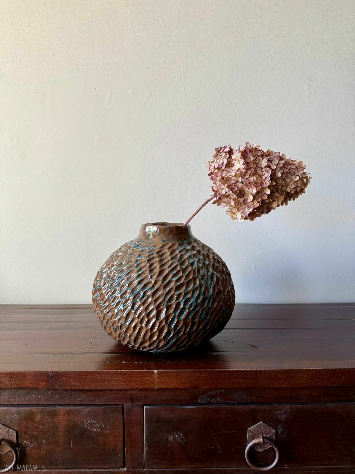 Wazon ceramiczny Deep Lines - rzeźbione linie i błyszczące szkliwo