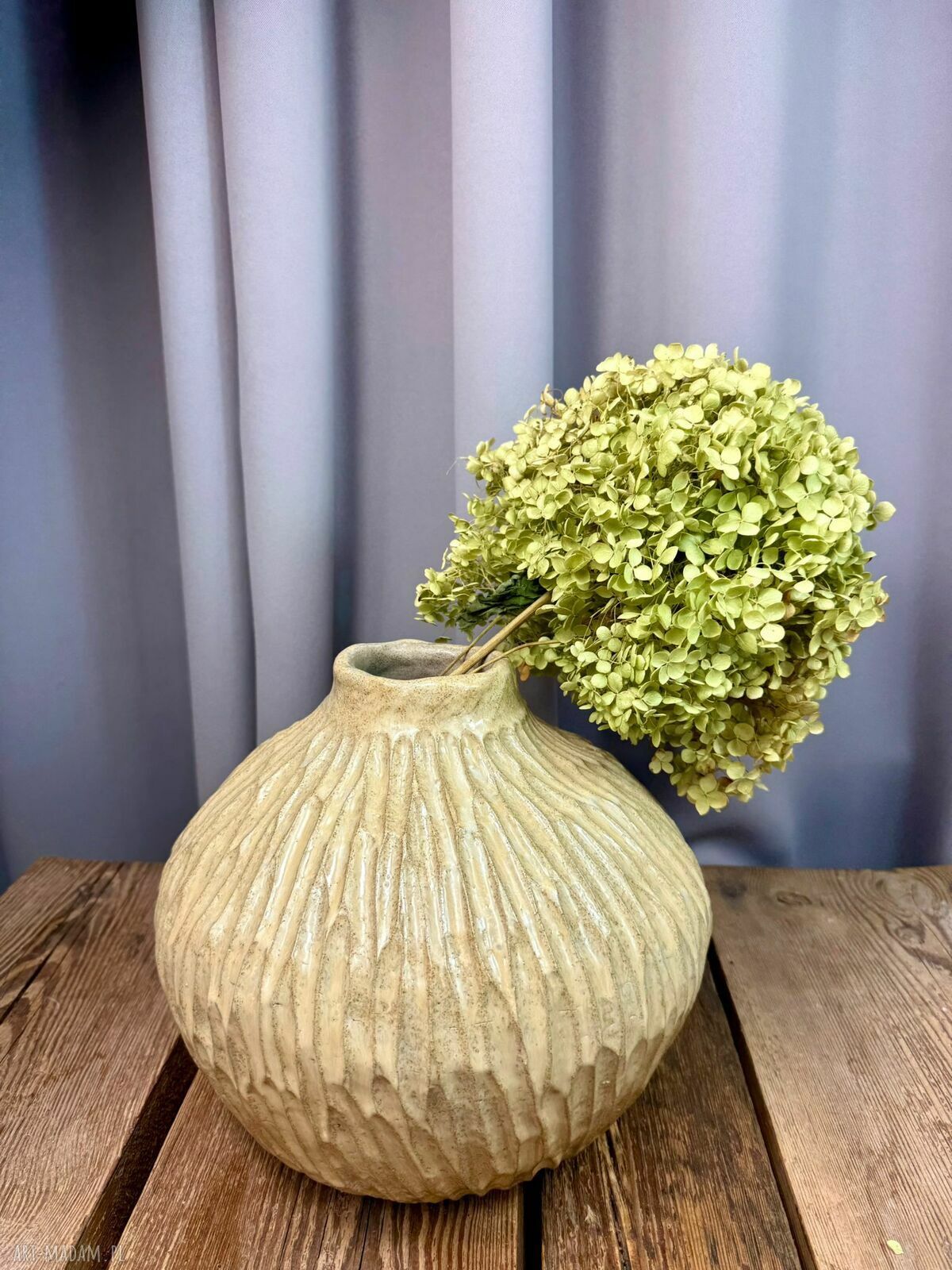 Wazon ceramiczny „Deep Lines” - unikatowa ceramika rzeźbiona