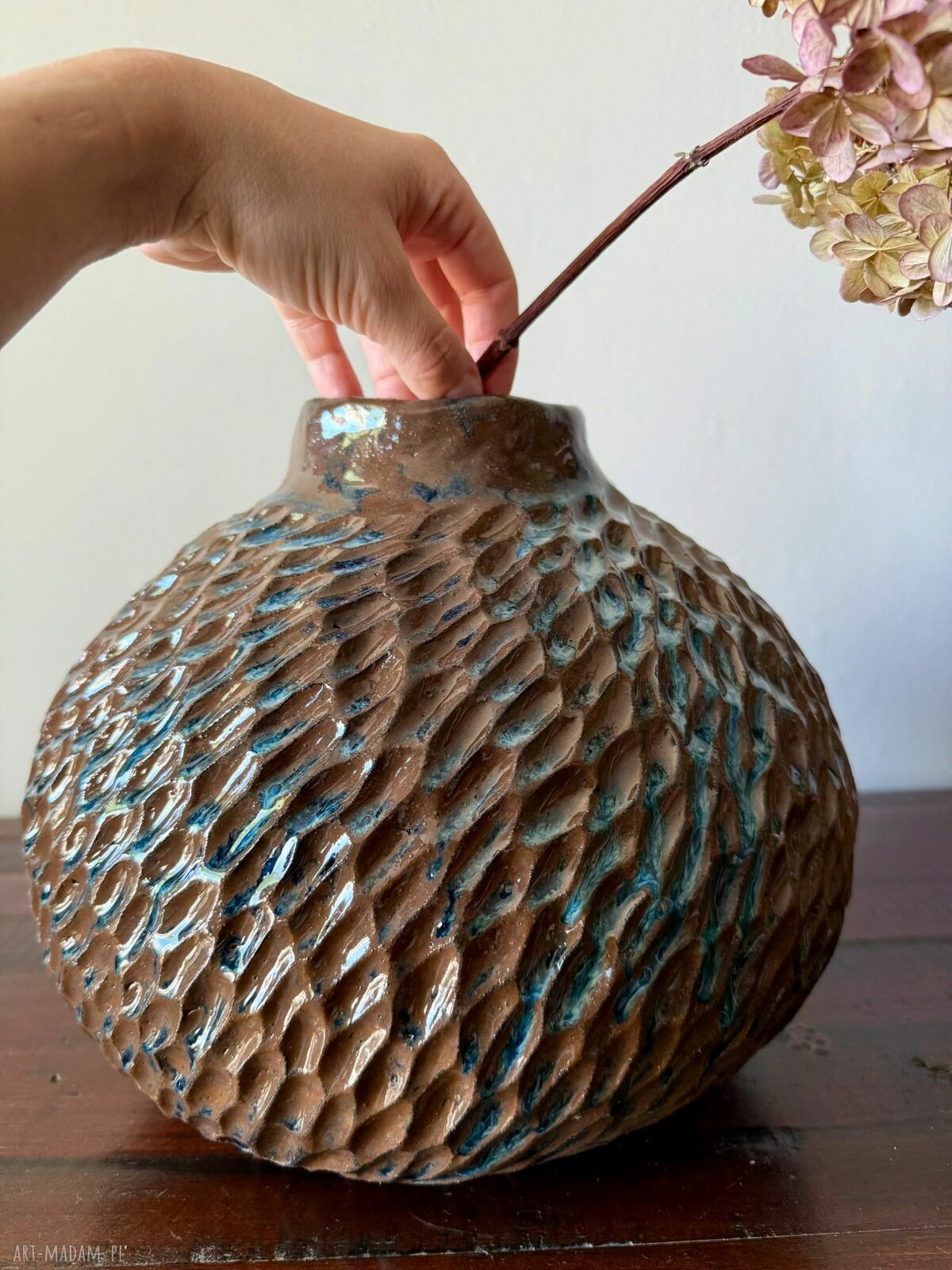 Wazon ceramiczny Deep Lines - rzeźbione linie i błyszczące szkliwo