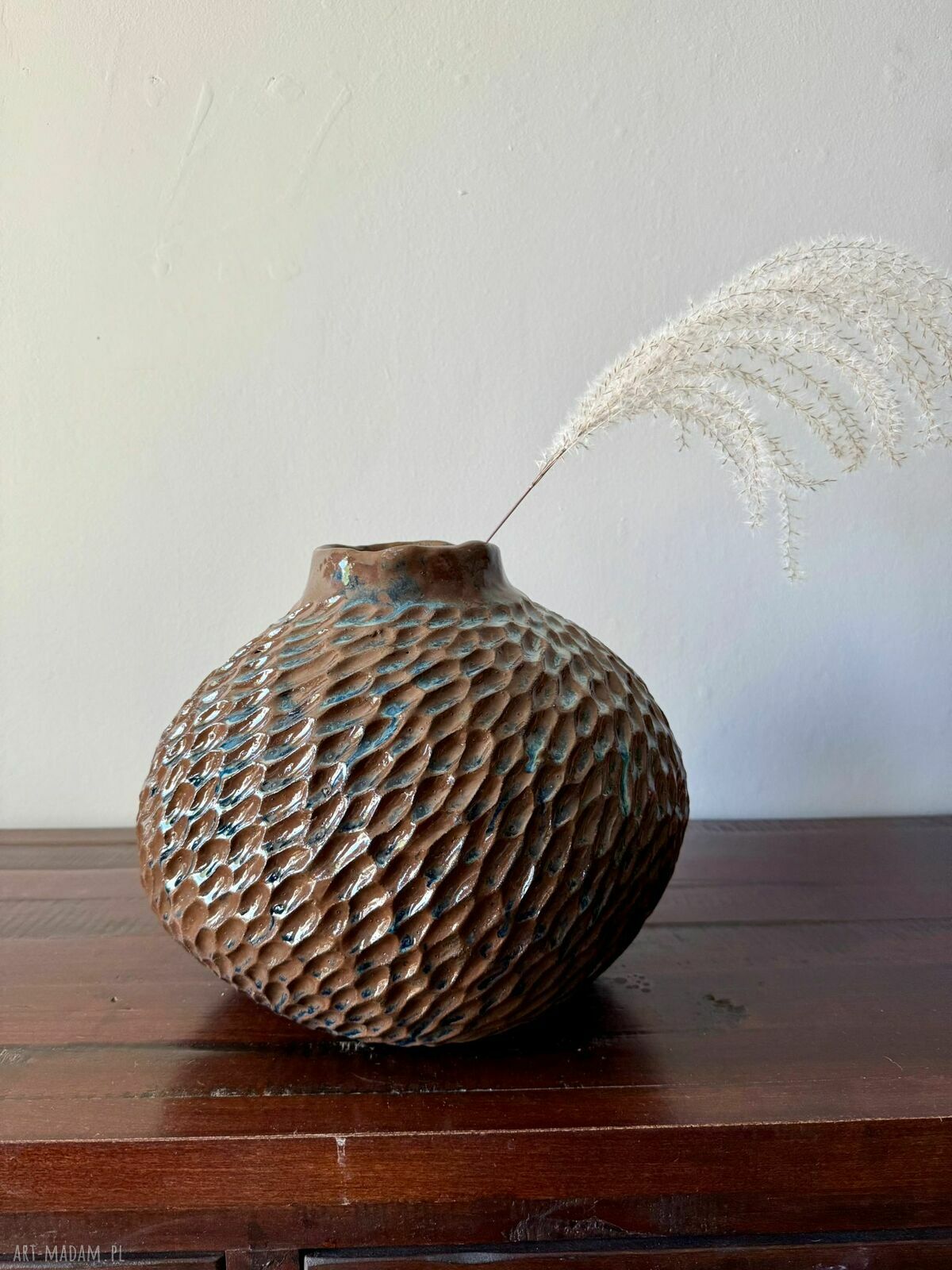 Wazon ceramiczny Deep Lines - rzeźbione linie i błyszczące szkliwo
