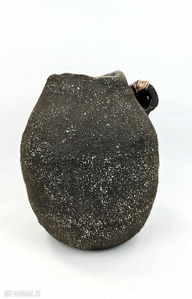 Wazon ceramiczny handmade w kolorze czekolady z listkami z postarzanej miedzi