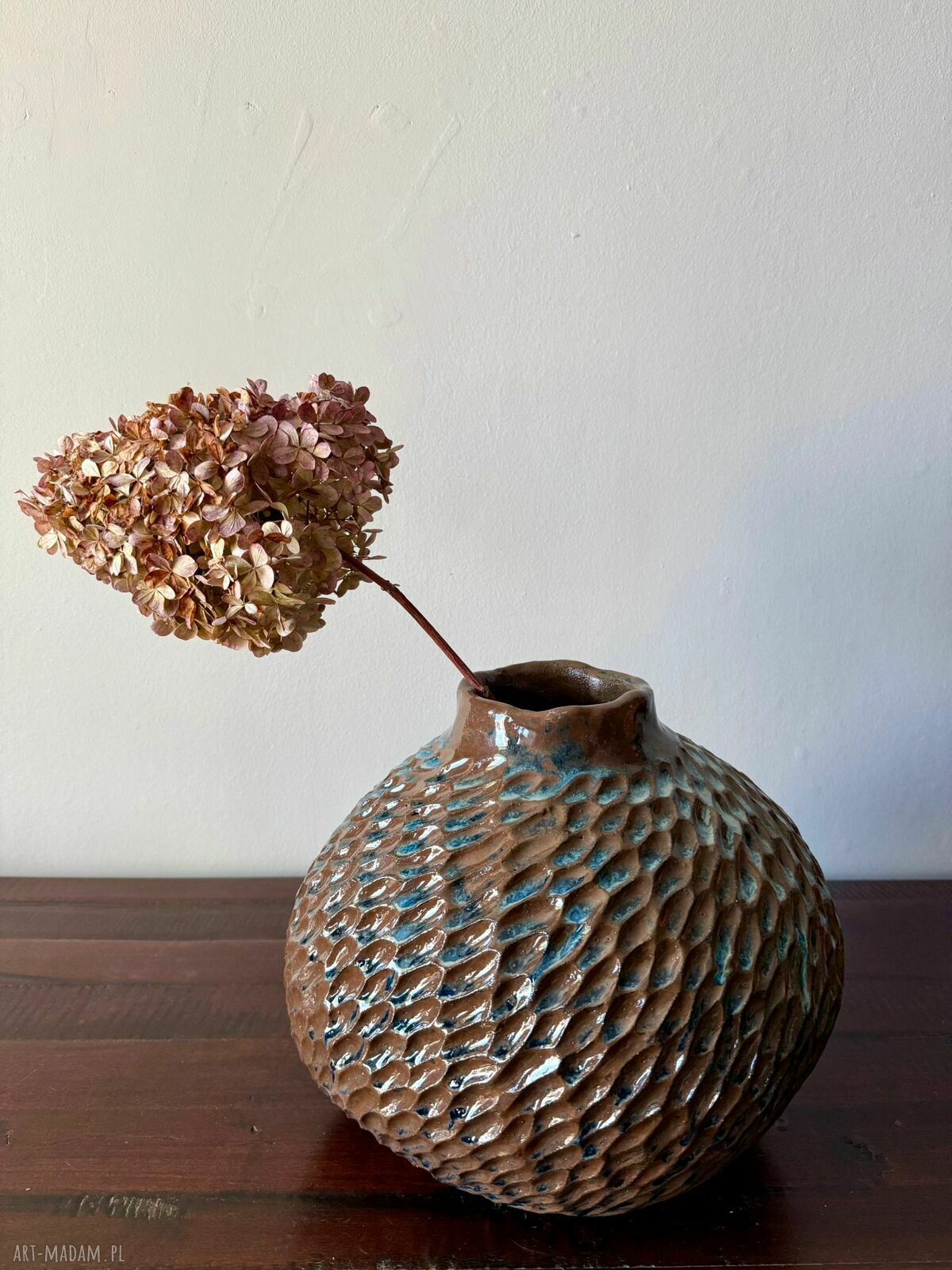 Wazon ceramiczny Deep Lines - rzeźbione linie i błyszczące szkliwo