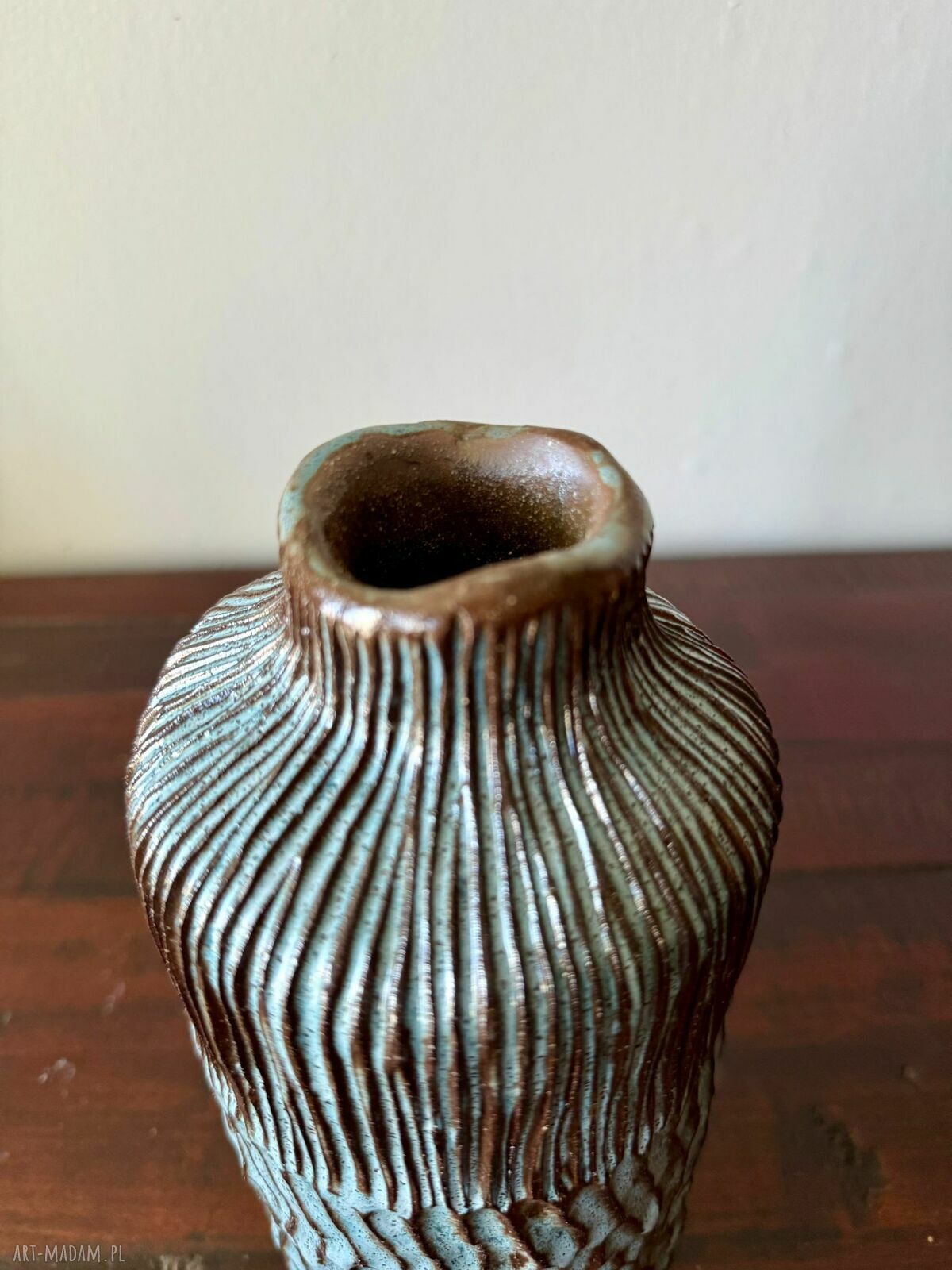 Wazon ceramiczny Deep Lines - ręcznie rzeźbiony, błyszczące szkliwo w odcieniach niebieskiego