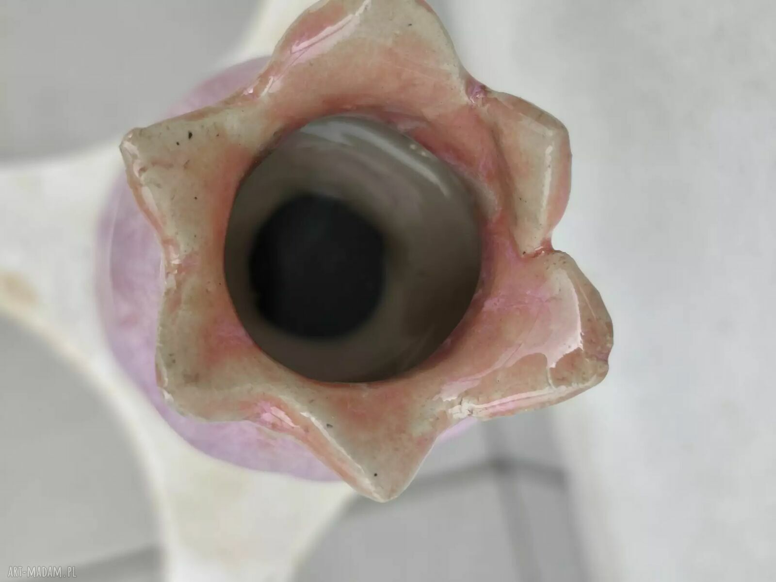 Ręcznie robiony wazon ceramiczny w kształcie tulipana
