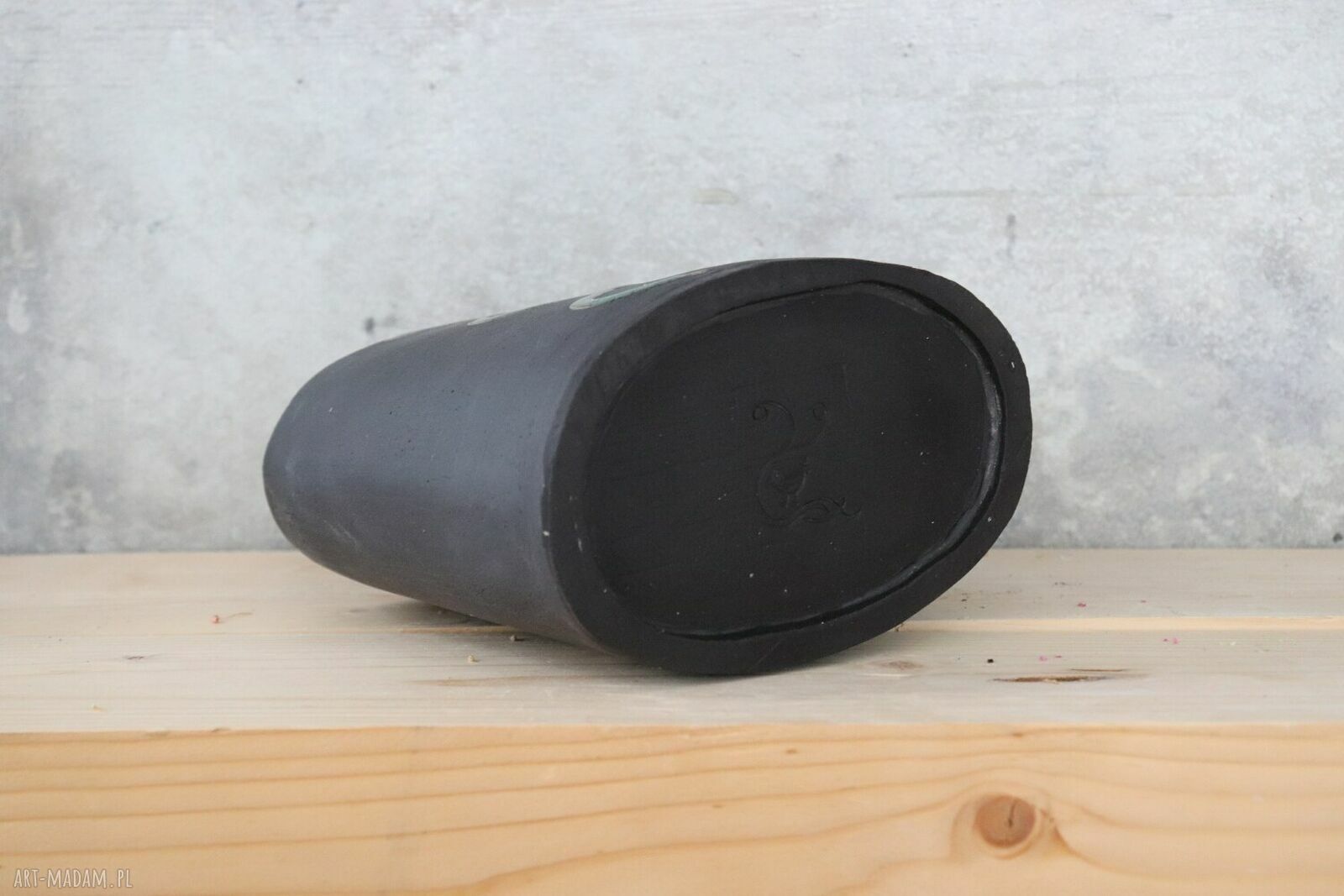 Wazon ceramiczny Otuliny w czerni - ręcznie wykonany prezent do Twojego wnętrza