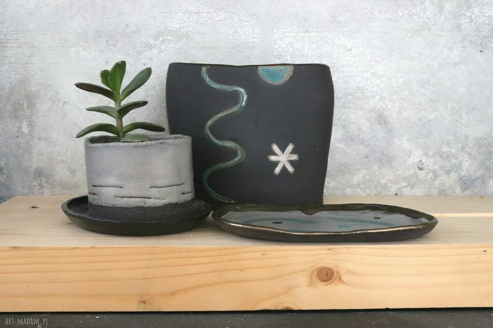 Wazon ceramiczny Otuliny w czerni - ręcznie wykonany prezent do Twojego wnętrza