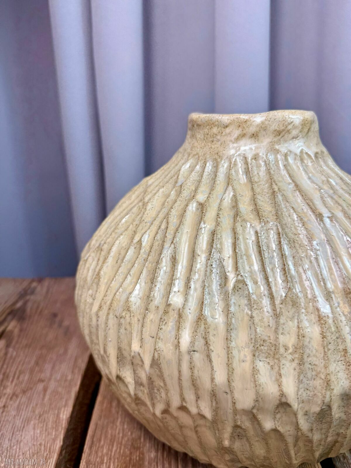 Wazon ceramiczny „Deep Lines” - unikatowa ceramika rzeźbiona