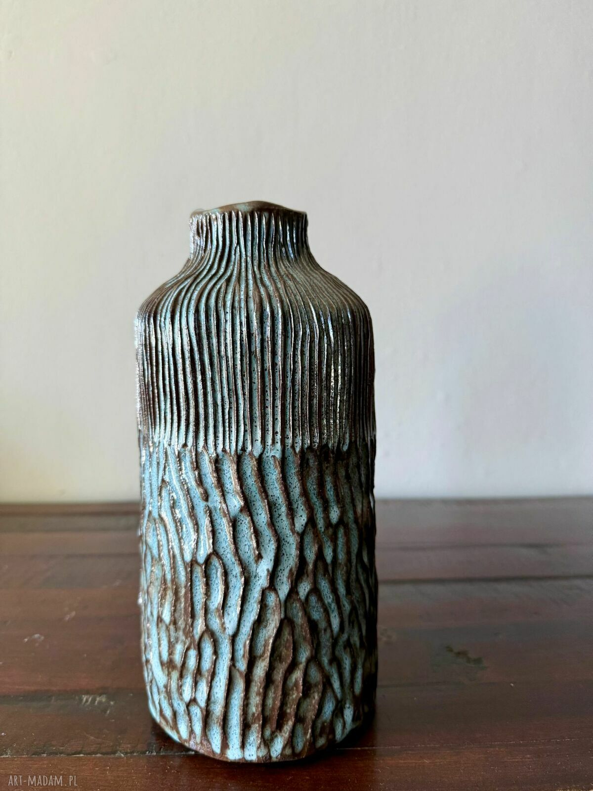 Wazon ceramiczny Deep Lines - ręcznie rzeźbiony, błyszczące szkliwo w odcieniach niebieskiego