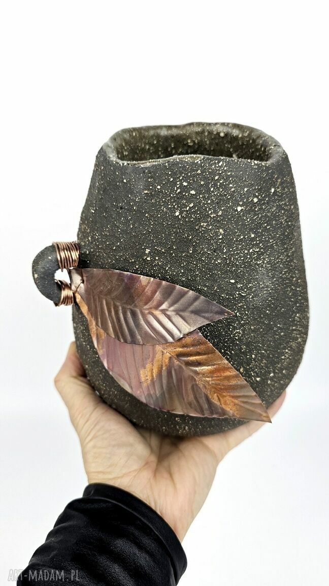 Wazon ceramiczny - rzeźba dekoracyjna z postarzanej miedzi