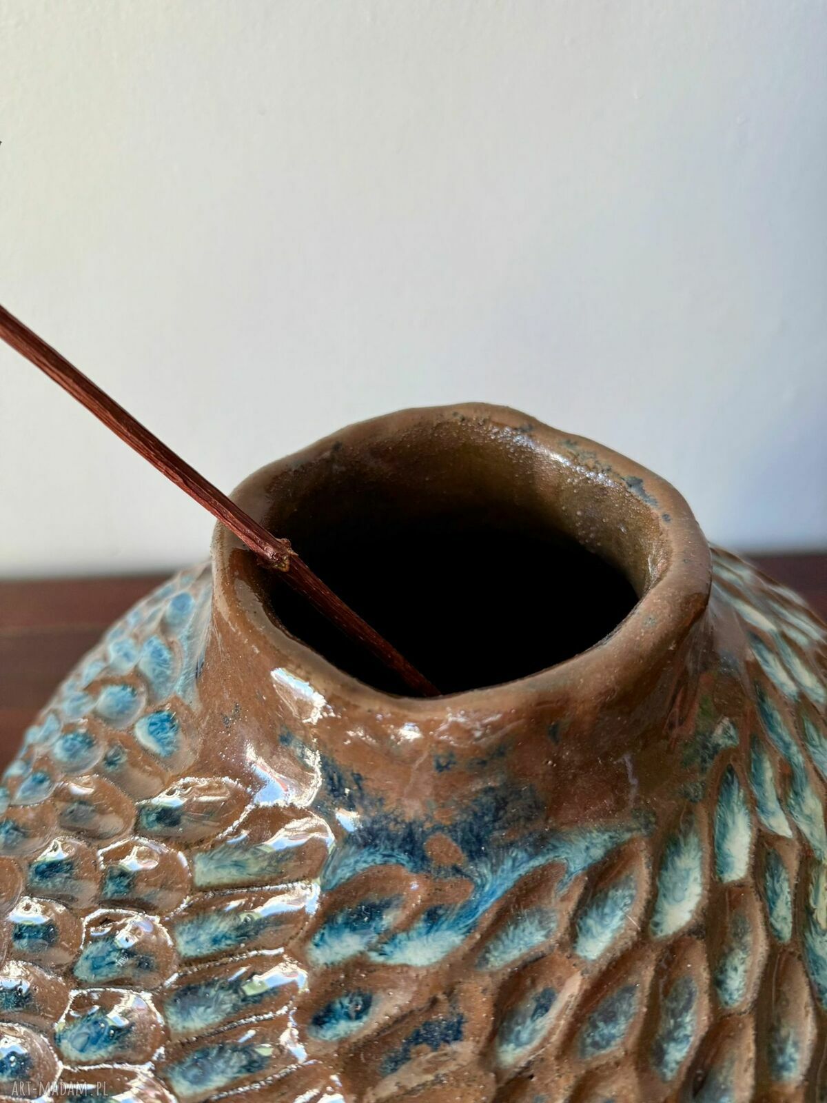 Wazon ceramiczny Deep Lines - rzeźbione linie i błyszczące szkliwo