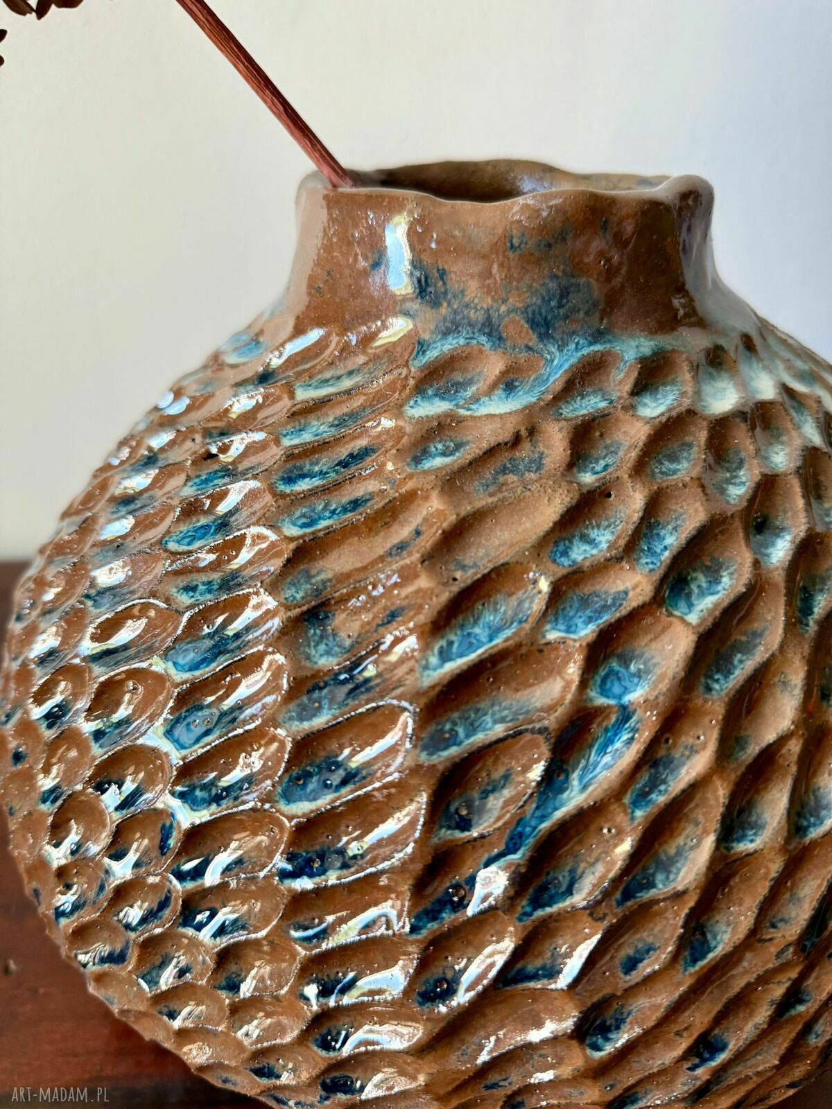 Wazon ceramiczny Deep Lines - rzeźbione linie i błyszczące szkliwo