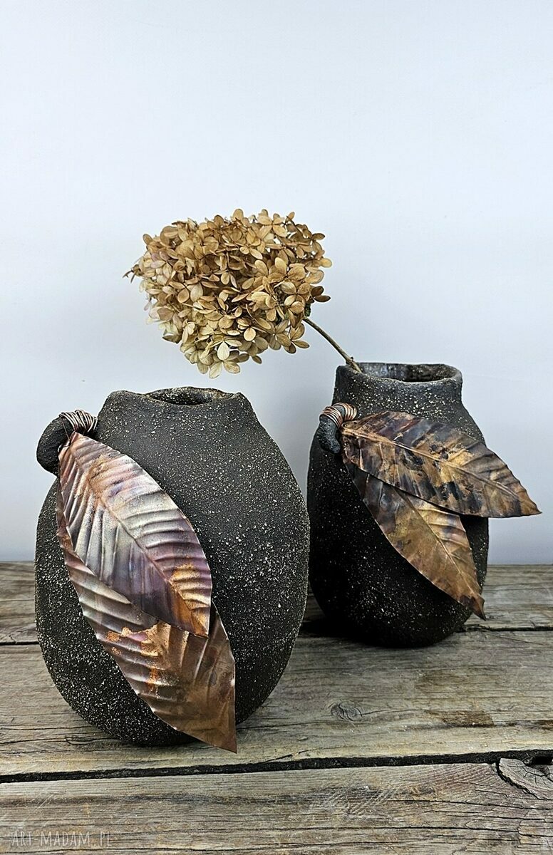 Wazon ceramiczny handmade w kolorze czekolady z listkami z postarzanej miedzi