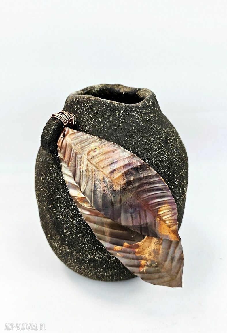 Wazon ceramiczny handmade w kolorze czekolady z listkami z postarzanej miedzi