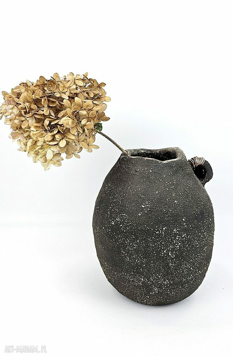 Wazon ceramiczny handmade w kolorze czekolady z listkami z postarzanej miedzi