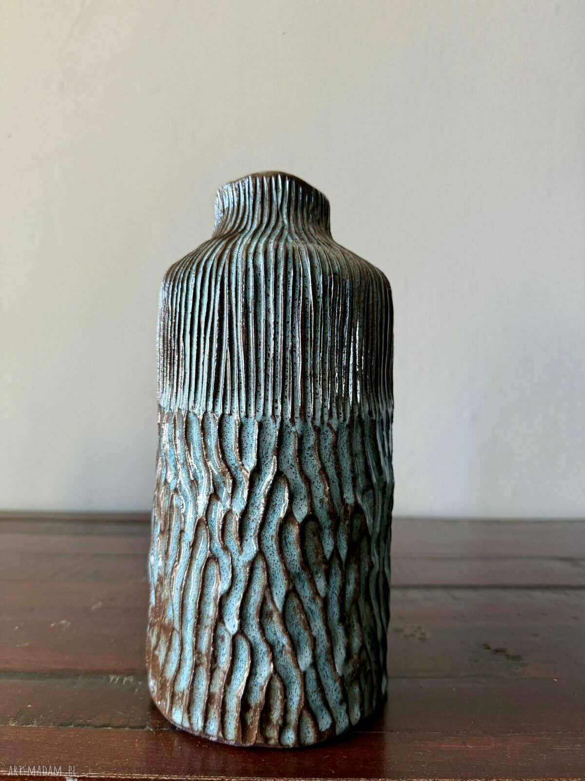 Wazon ceramiczny Deep Lines - ręcznie rzeźbiony, błyszczące szkliwo w odcieniach niebieskiego