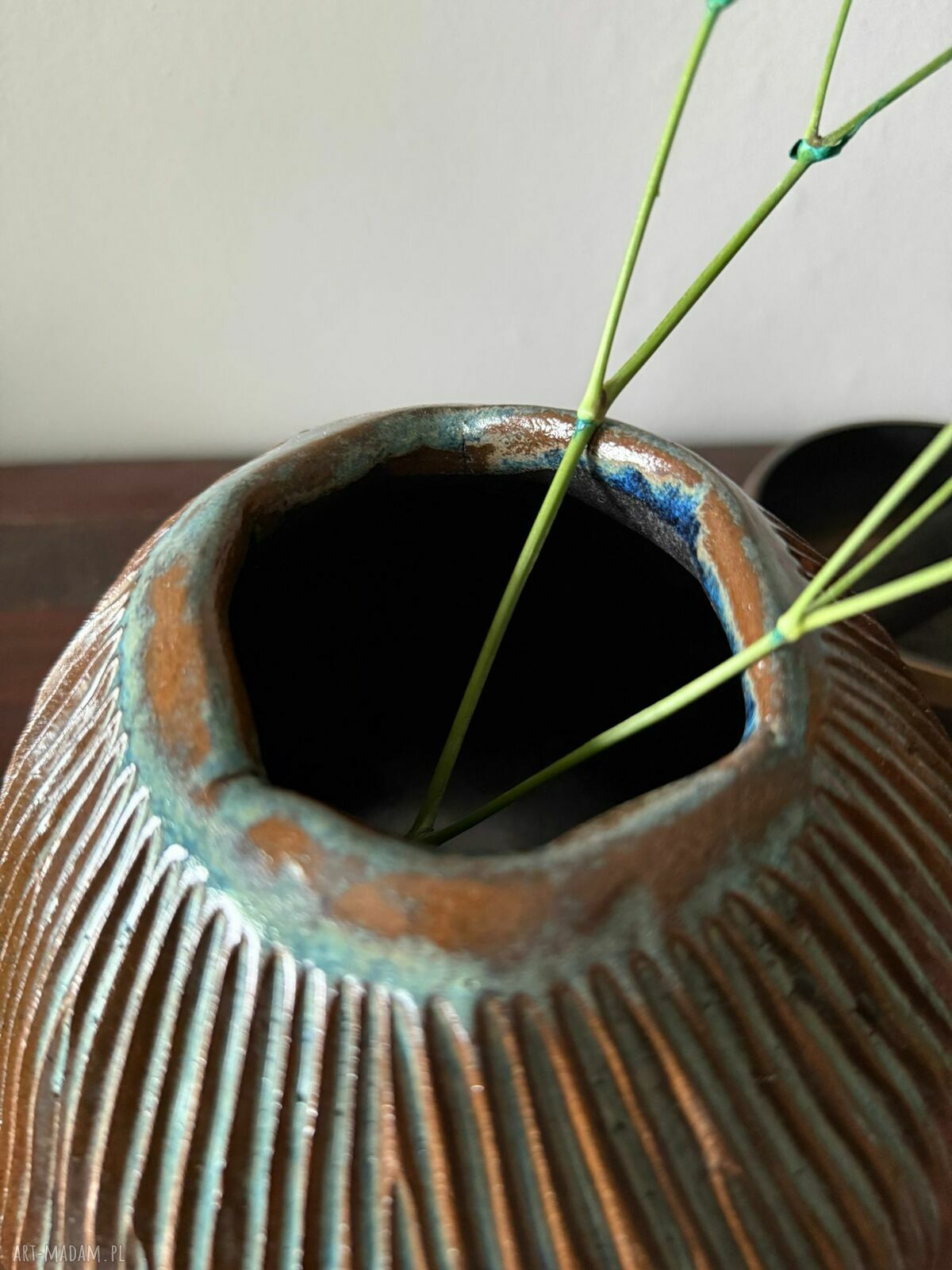 Wazon ceramiczny „Deep Lines” - ręcznie rzeźbione linie i szkliwo granatowe