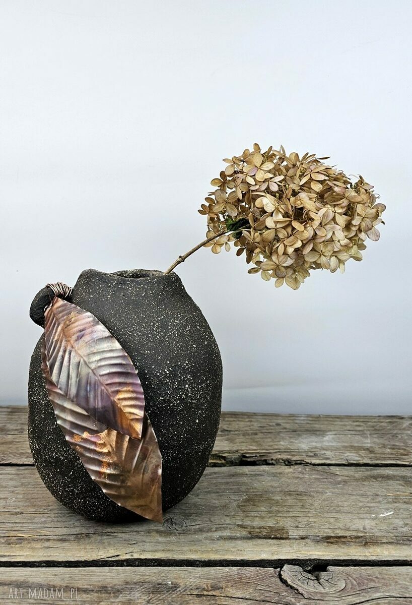 Wazon ceramiczny handmade w kolorze czekolady z listkami z postarzanej miedzi