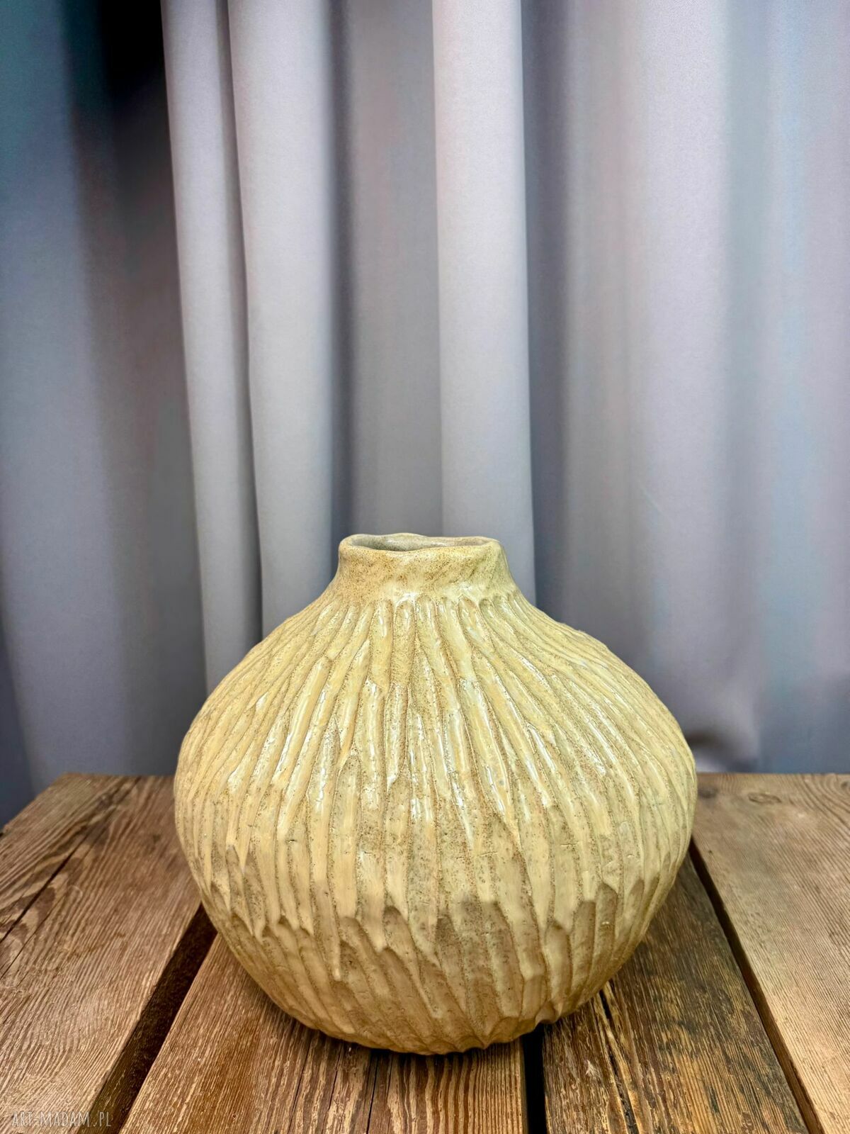 Wazon ceramiczny „Deep Lines” - unikatowa ceramika rzeźbiona