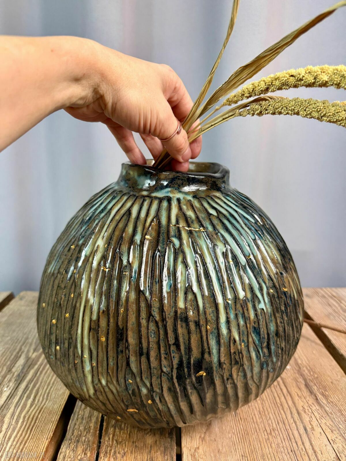 Wazon ceramiczny 'Deep Lines' - ręcznie rzeźbiony unikat