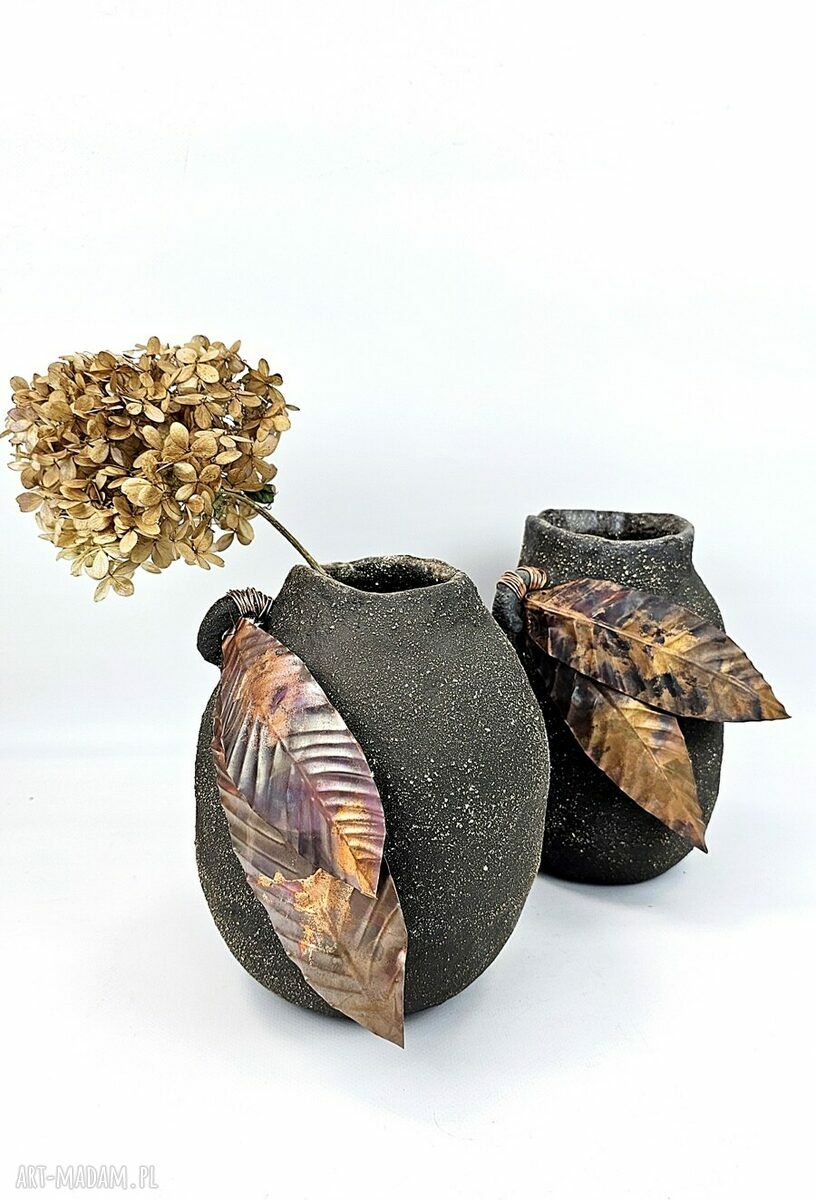 Wazon ceramiczny handmade w kolorze czekolady z listkami z postarzanej miedzi