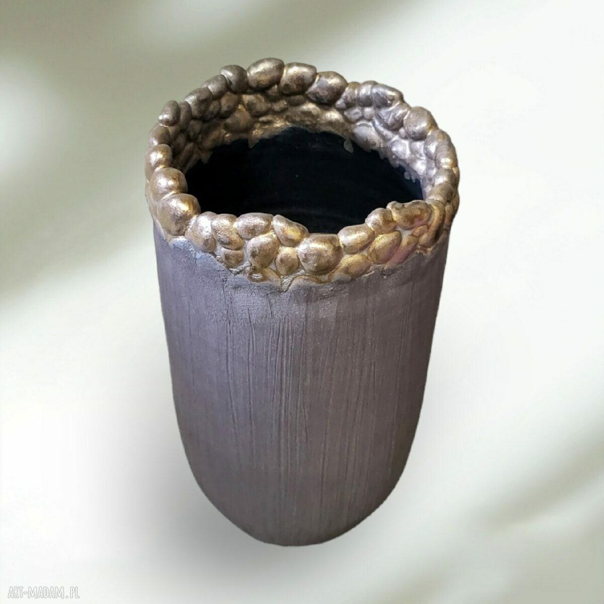 Wazon ozdobny z czarnej gliny i złotym szkliwem - ceramika handmade 17 cm