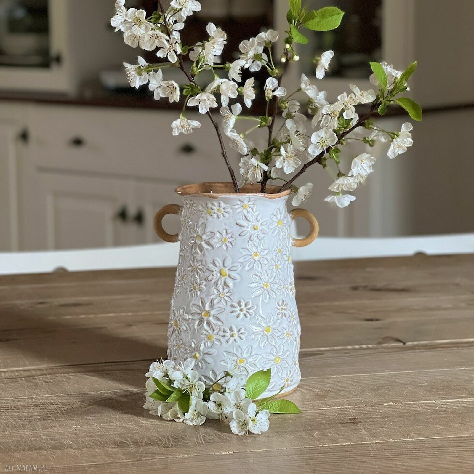 Wazon ceramiczny z uszkami w margerytki - ręcznie wykonany