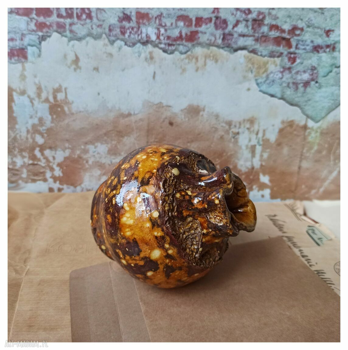 Ręcznie robiony wazonik ceramiczny z kwiatuszkami i lampką