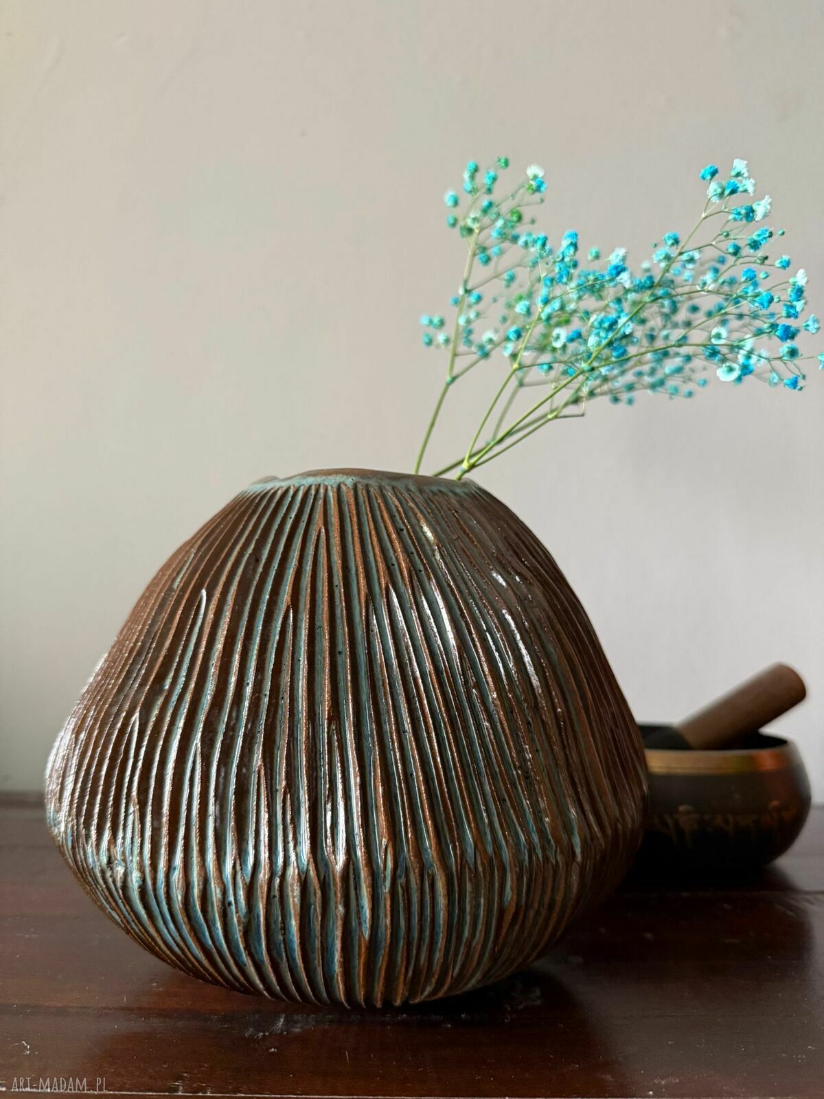 Wazon ceramiczny „Deep Lines” - ręcznie rzeźbione linie i szkliwo granatowe